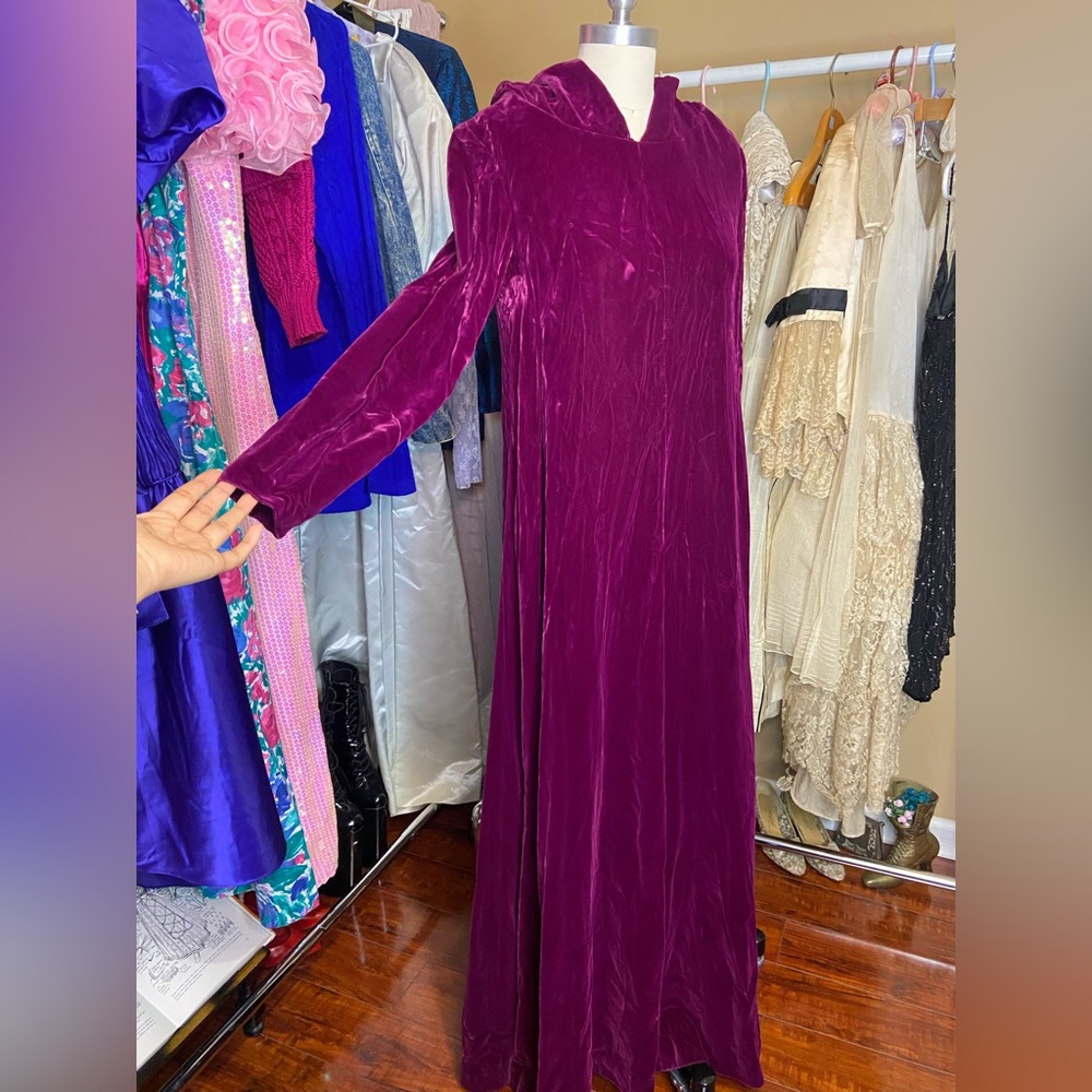 Elegant Purple Velvet Cape for Women - Picture 3 of 11